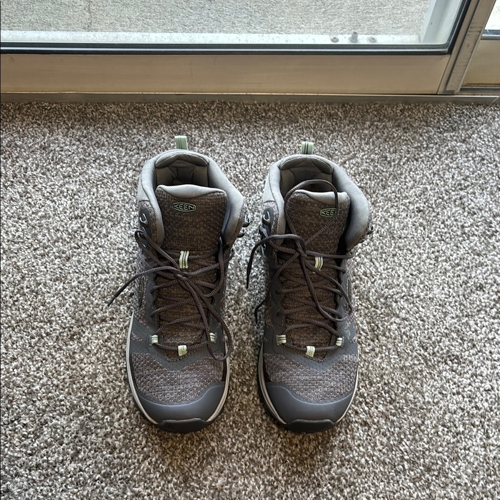 Womens Keen hiking boots Size 11